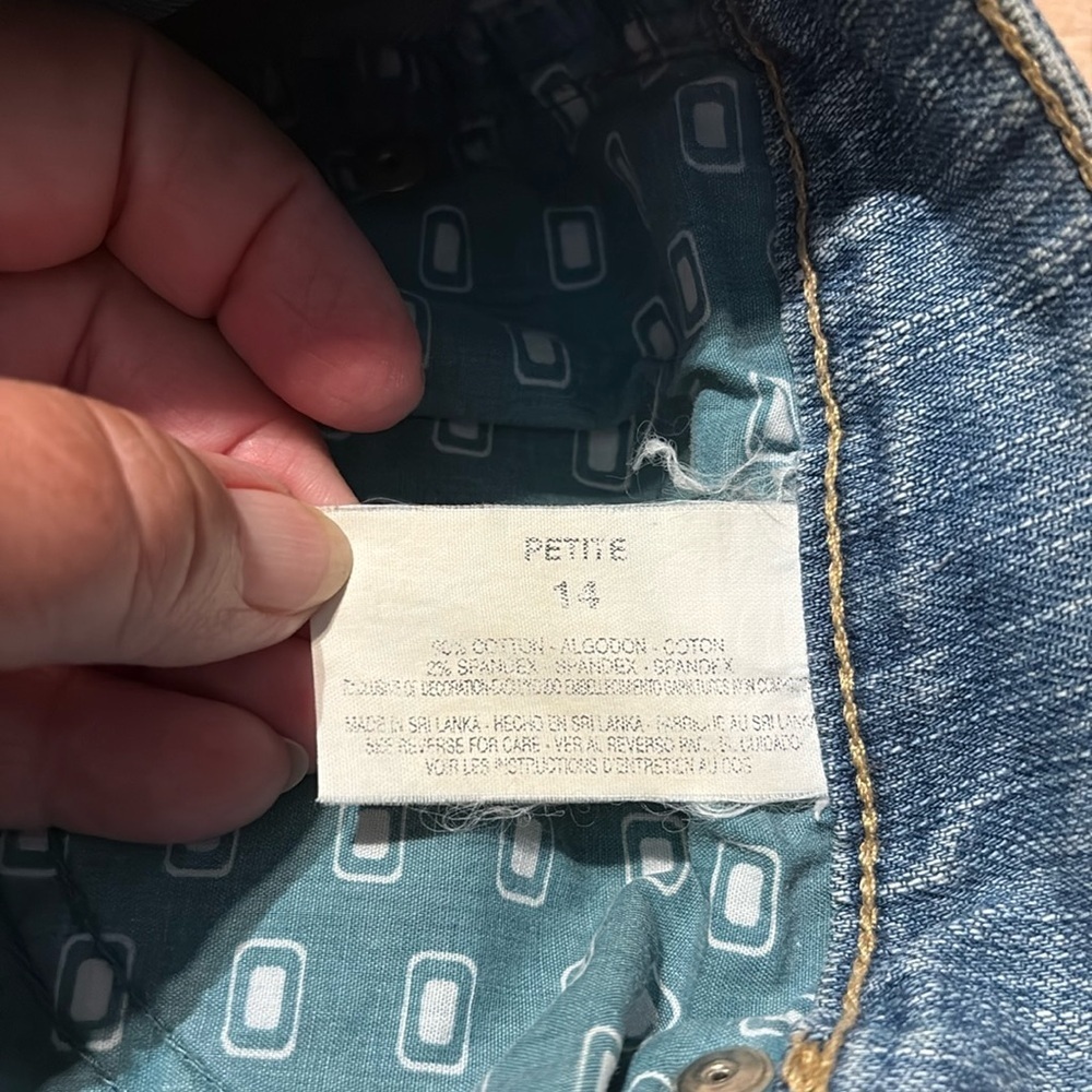 BandolinoBlu Distressed High Rise Denim Capris. 14P - Picture 10 of 11